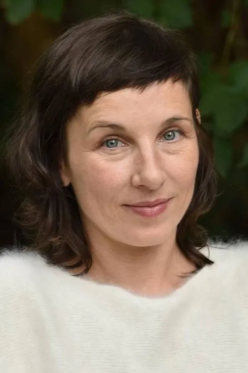 Meret Becker interpretando a Luna