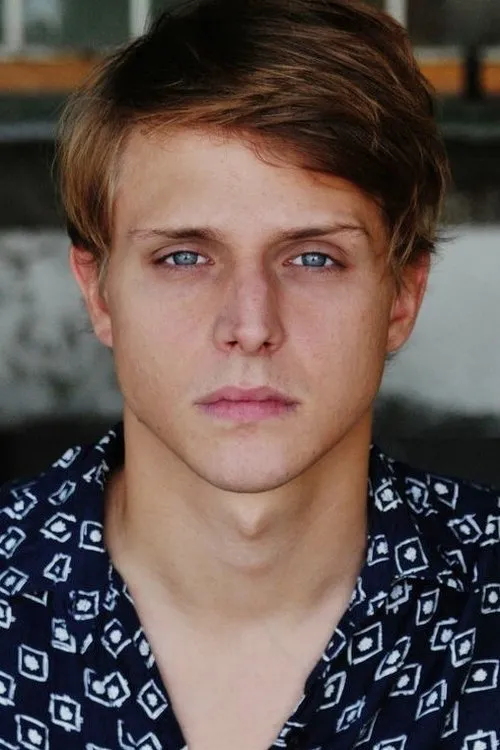 Merlin Rose interpretando a Timo