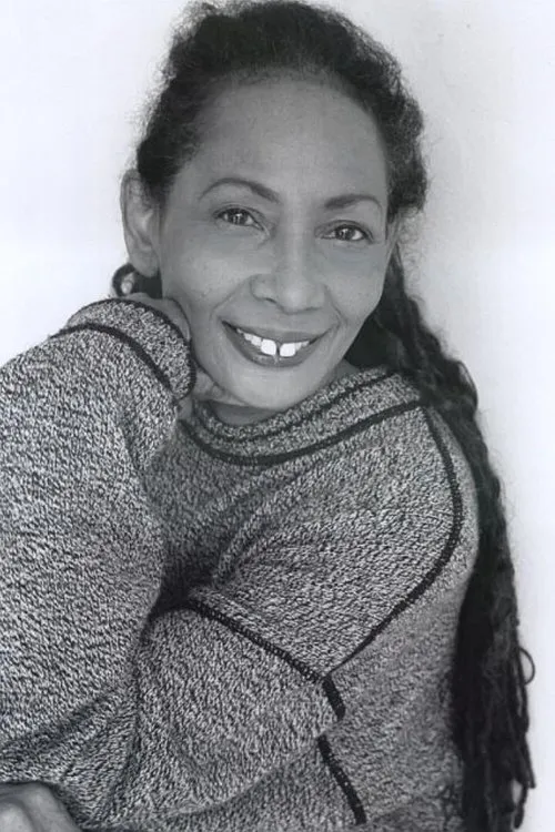 Merriana Henriq interpretando a Miss Brown