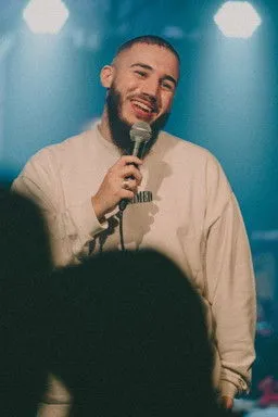 Merwane Benlazar interpretando a 