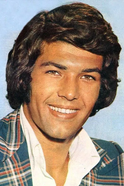 Mesut Engin interpretando a Tugrul