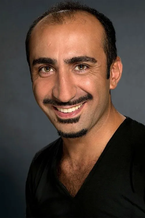 Metin Yıldız interpretando a Suphi