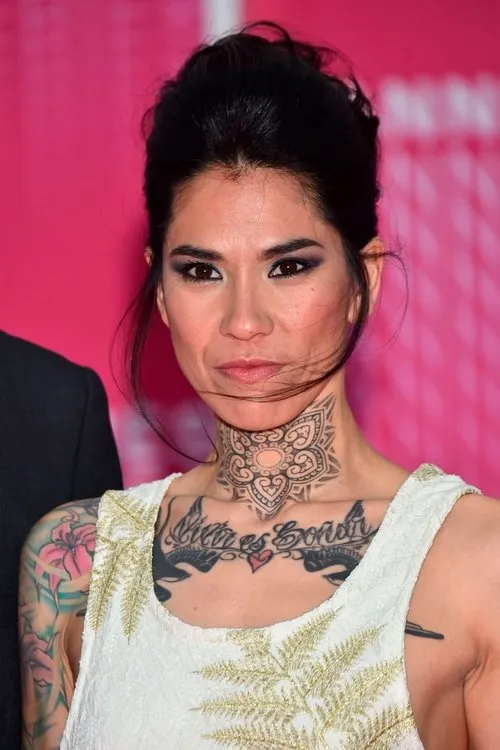 Mi Hoa Lee — personaje: Julia