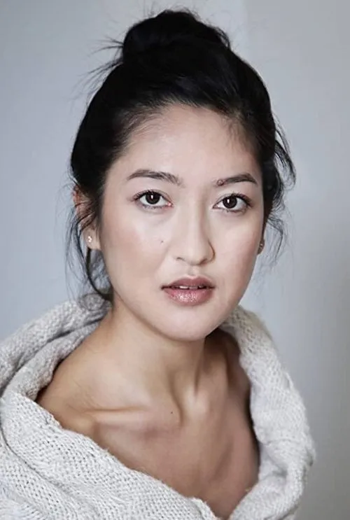 Mi Kwan Lock interpretando a Emelia's Mother