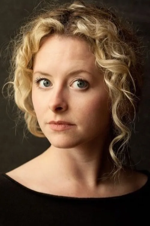 Mia Austen interpretando a Woman with baby