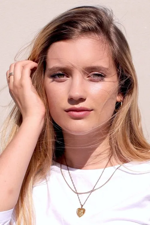 Mia Healey interpretando a Marci