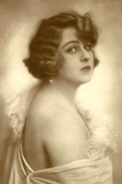 Mia Pankau interpretando a Lilli Stein