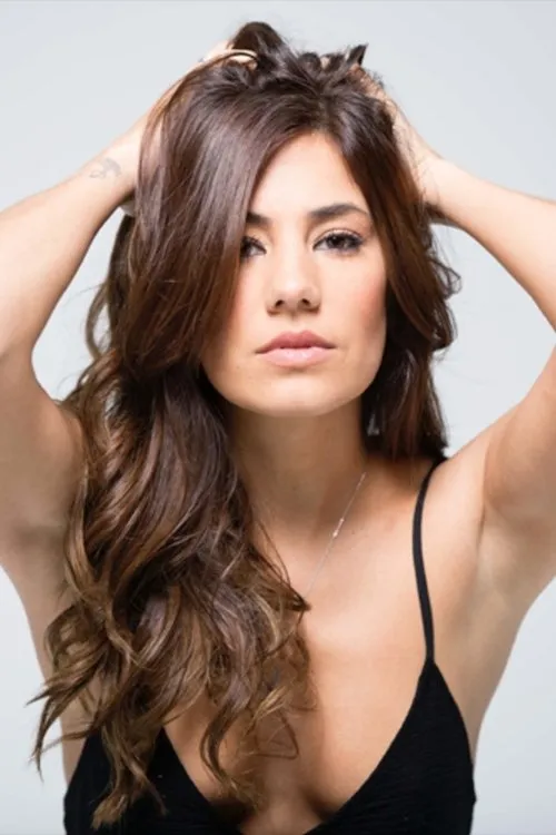 Mia Rose interpretando a 