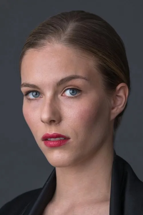 Mia Skrbinac interpretando a