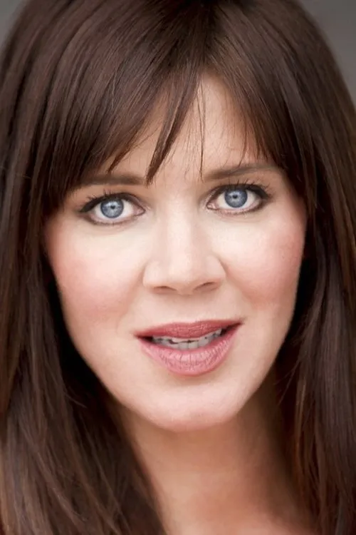 Mia Tate interpretando a Amanda Kessler