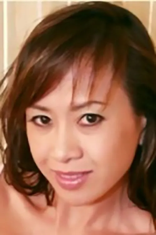 Mia Tran interpretando a 