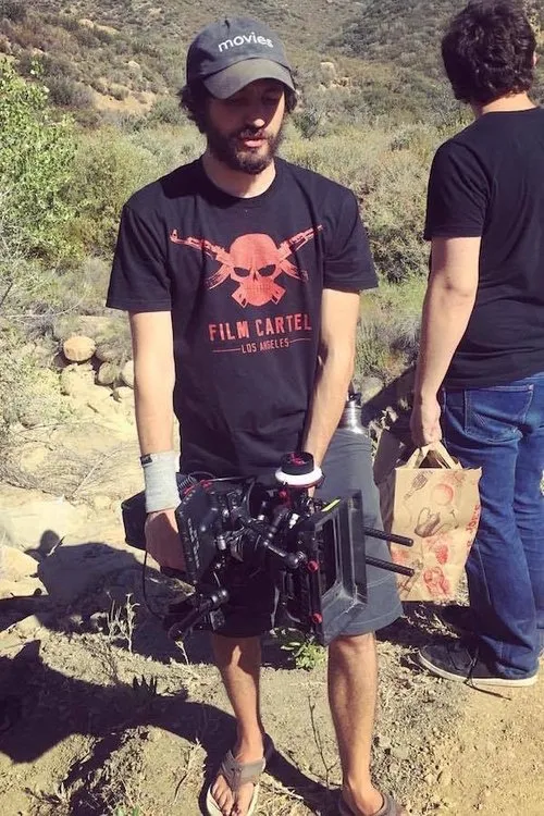 Micah Van Hove interpretando a Aaron