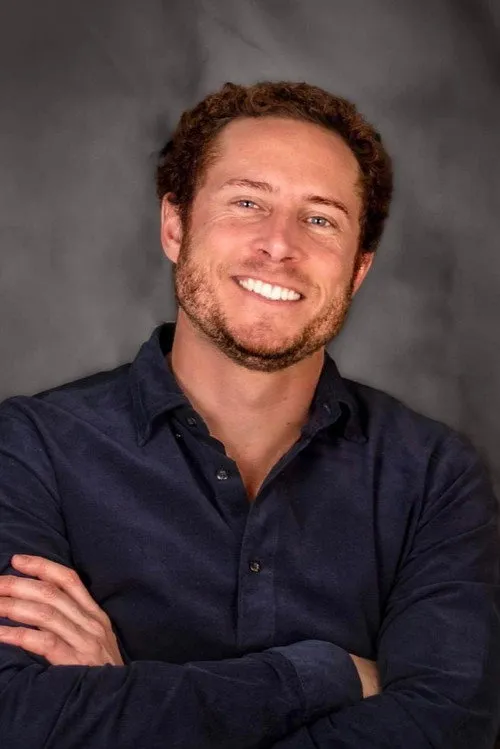 Michael Albrecht interpretando a Alfie Zimmer