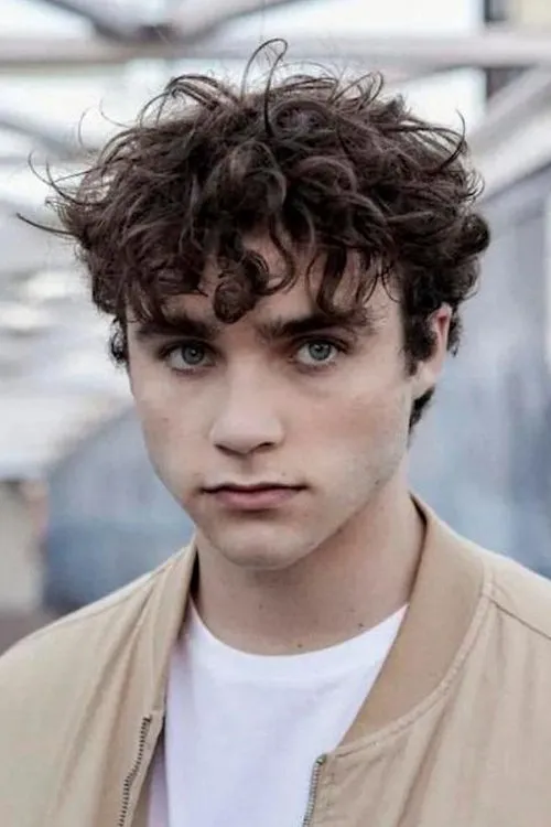 Michael Bishop interpretando a DJ Max