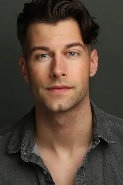 Michael Campayno interpretando a Rolf Gruber