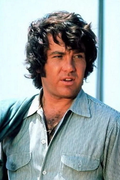 Michael Cole interpretando a Spivey