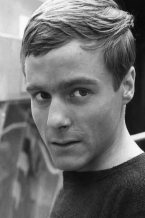 Michael Craze interpretando a Ronnie