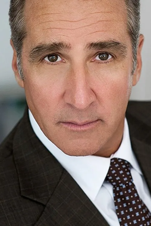 Michael Crider interpretando a Detective Martin