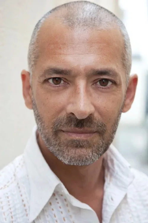 Michael D'Cruze interpretando a Antonio dos Santos