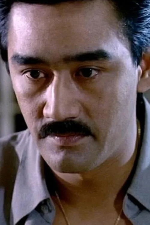 Michael Dinga interpretando a Chief Inspector Ma