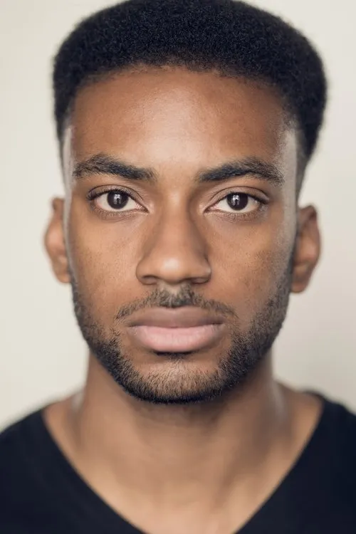 Michael Elcock interpretando a Bert