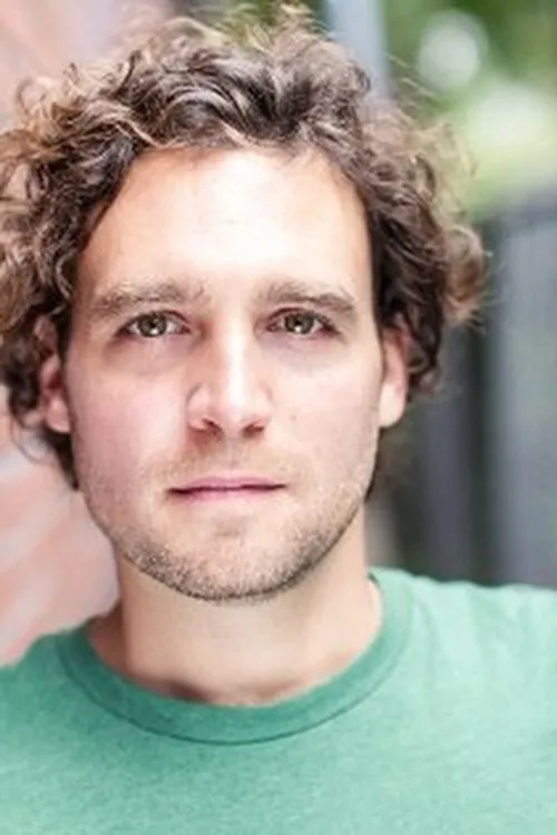 Michael Facciolo interpretando a Shy Guy