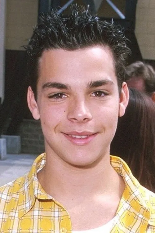 Michael Galeota interpretando a Adam