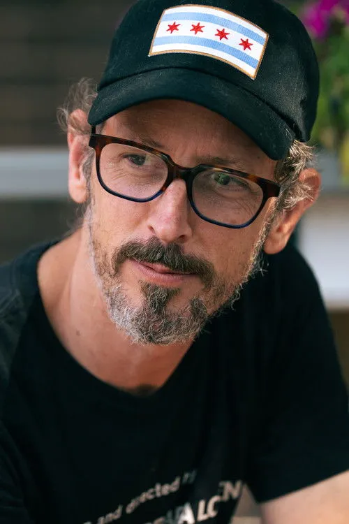 Michael Glover Smith interpretando a Man in Bathrobe