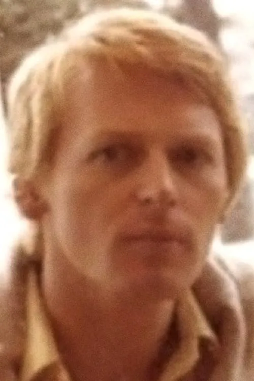 Michael Hardwick interpretando a Adam