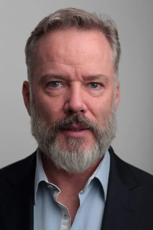 Michael Hobbs interpretando a Vet