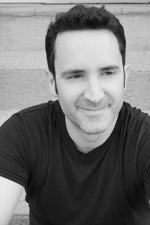 Michael James Dukes interpretando a Mike the coffee Shop Manager