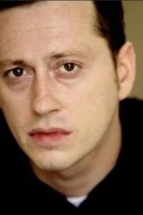 Michael Kincade interpretando a Tommy