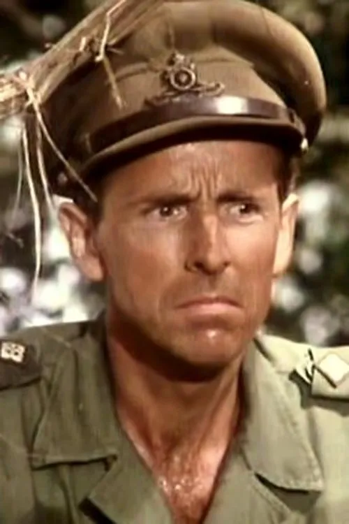 Michael Knowles interpretando a Sir George