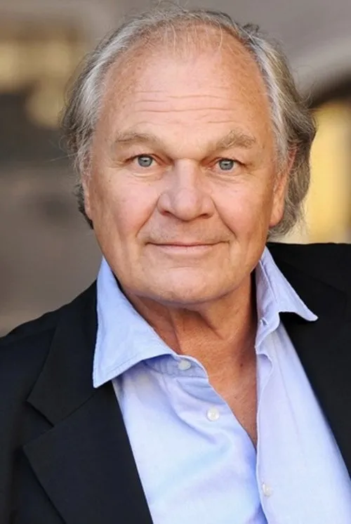 Michael König interpretando a Adam