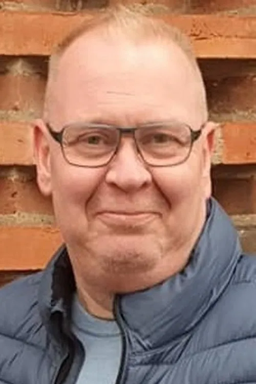 Michael Larsen interpretando a Bouncer