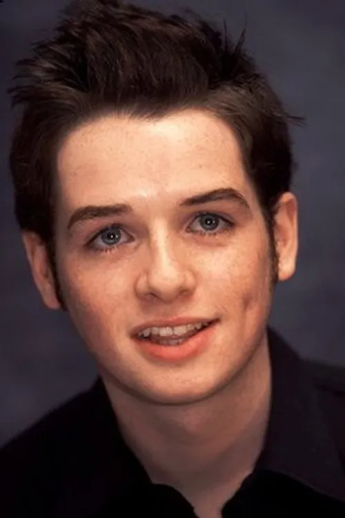 Michael Legge interpretando a Little Kevin