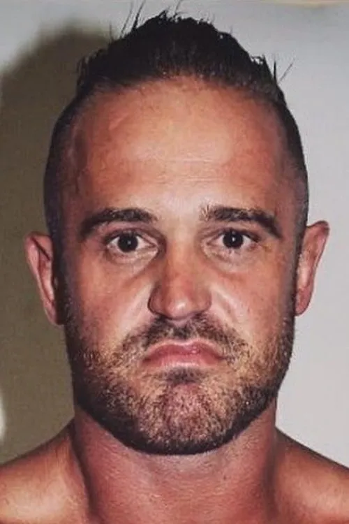 Michael Nicholls interpretando a Mikey Nicholls