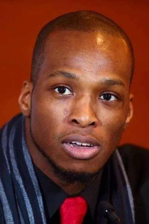 Michael Page interpretando a Himself