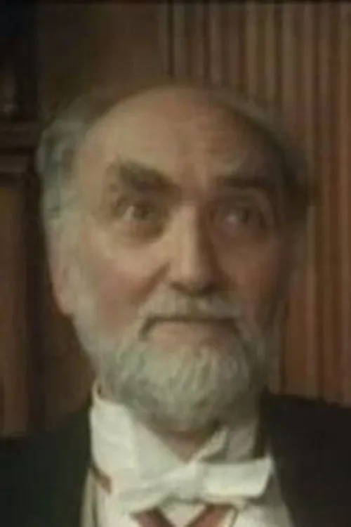 Michael Poole interpretando a Yakhimchuk