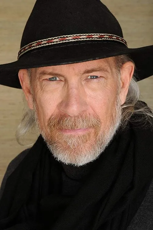 Michael Rider interpretando a Pvt. Don Pike