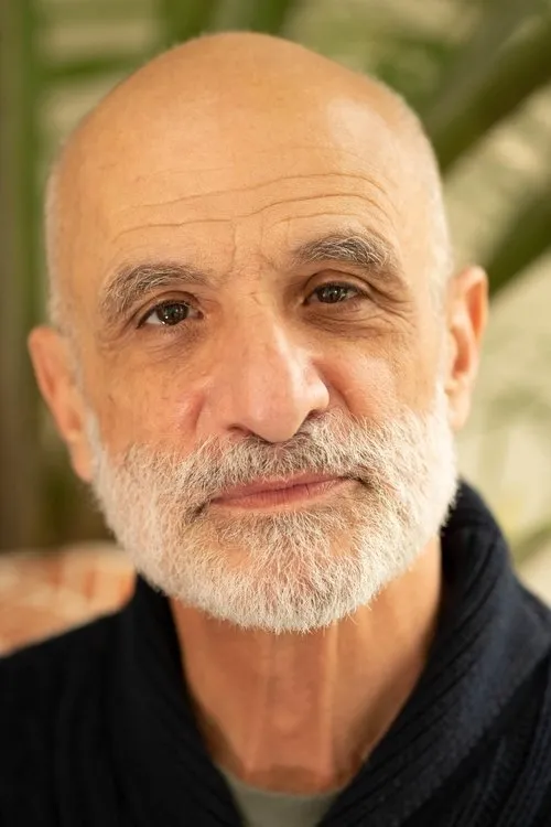 Michael Saad interpretando a Al Mahir