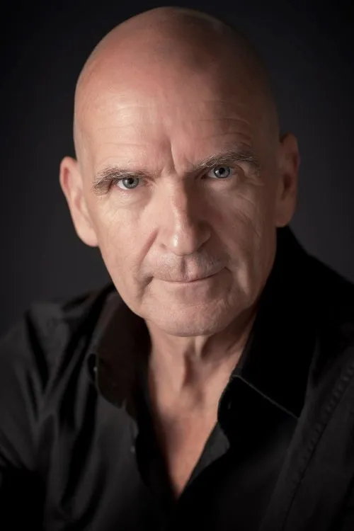 Michael Sadler interpretando a Vocals & Keyboards