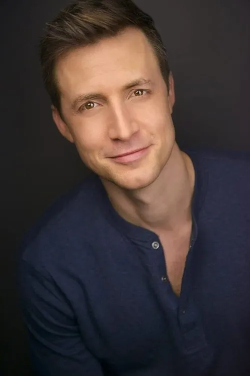 Michael Shenefelt interpretando a Rhodes