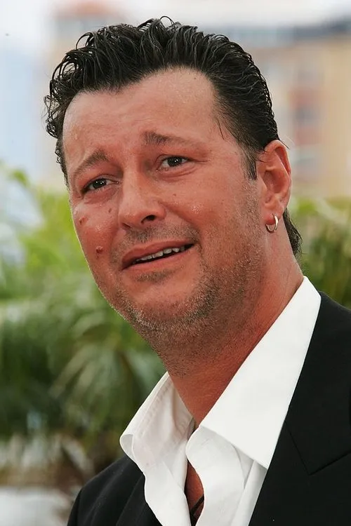 Michael Thomas interpretando a Hans „Schnitzelhansi“ Grobbauer