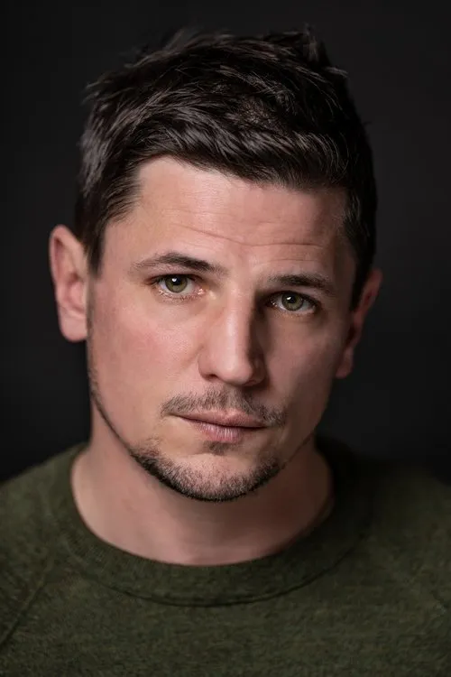 Michael Trotter interpretando a Roc