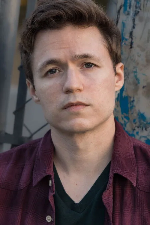 Michael Varde interpretando a Mike Monahan