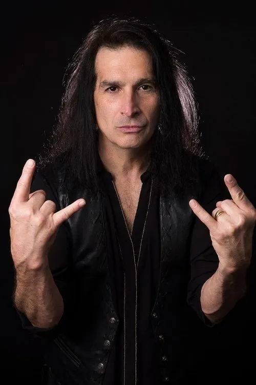 Michael Vescera interpretando a Himself