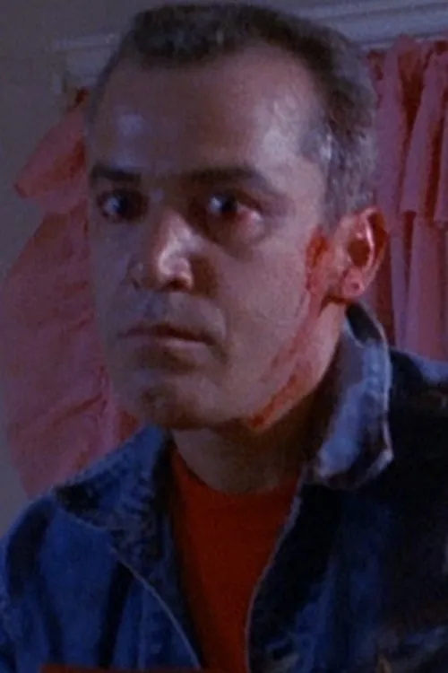 Michael Villella interpretando a Russ Thorn