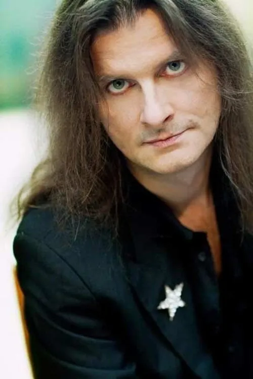 Michael Weikath interpretando a lead & rhythm guitar, backing vocals