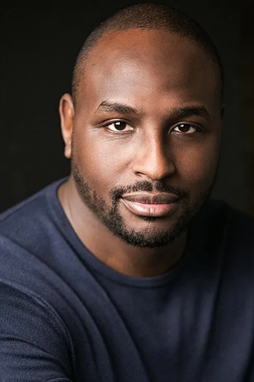 Michael Yare interpretando a Claude